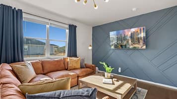 單棟房屋, 多張床, 露台, 花園景 (1667 Whiteley Dr. Windsor) | 客廳 | 65 吋平面電視連數碼電視頻道、電視