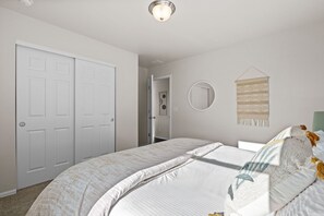Hus, flere senger, terrasse, hageutsikt (1667 Whiteley Dr. Windsor) | 5 soverom, individuelt dekorert, individuelt innredet og skrivebord