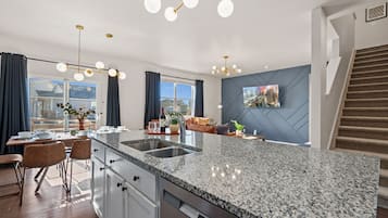 Casa, varias camas, patio, vista al jardín (1667 Whiteley Dr. Windsor) | Cocina privada | Refrigerador, microondas, horno y parrilla de estufa