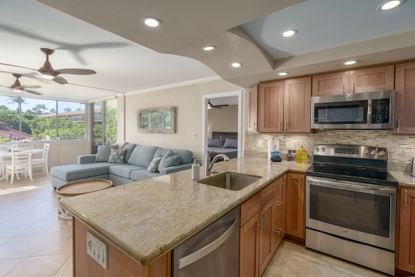 Frigorifero, microonde, forno, piano cottura