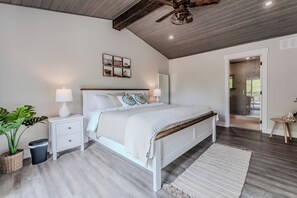 4 chambres, bureau, fer et planche à repasser, lit de bébé portatif