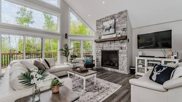 Een smart-tv, een open haard en een dvd-speler