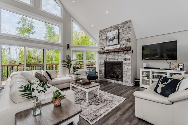 Smart TV, fireplace, DVD player - Show stopping retreat w/ AC near beaches (Wiarton)