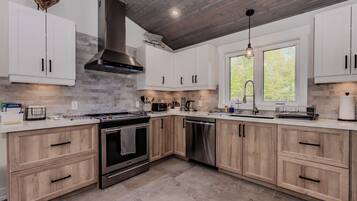 Een koelkast, een magnetron, een oven, een kookplaat