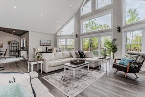 Een smart-tv, een open haard en een dvd-speler