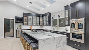 Køleskab, mikrobølgeovn, ovn, kogeplade