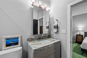 Shower, hair dryer, towels - Villa Trevino - Luxury Accommodations With Deep Water Dockage (Morehead City)