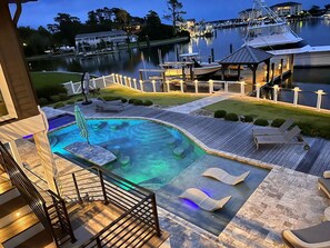 A heated pool - Villa Trevino - Luxury Accommodations With Deep Water Dockage (Morehead City)