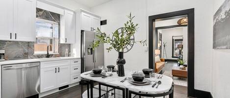 Hus - flera sängar - bubbelpool (212 W Myrtle St.) | Eget kök | Kylskåp, mikrovågsugn, ugn och spishäll