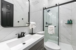 Casa, varias camas, bañera de hidromasaje (212 W Myrtle St.) | Baño | Ducha, toallas y papel higiénico