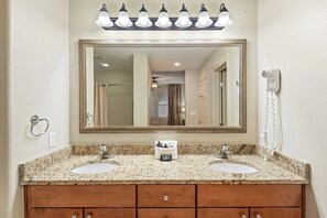 Bañera de hidromasaje, secador de pelo, toallas, jabón