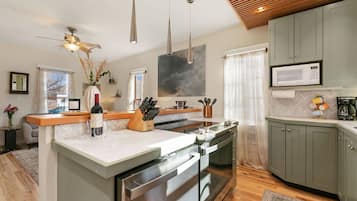 Casa, varias camas, patio (317 Cherry Street) | Cocina privada | Frigorífico, microondas, horno y placa de cocina