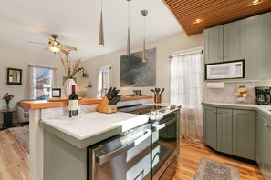 Maison, plusieurs lits, patio (317 Cherry Street) | Cuisine privée | Réfrigérateur, micro-ondes, four, plaque de cuisson