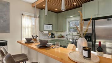 Casa, varias camas, patio (317 Cherry Street) | Cocina privada | Frigorífico, microondas, horno y placa de cocina
