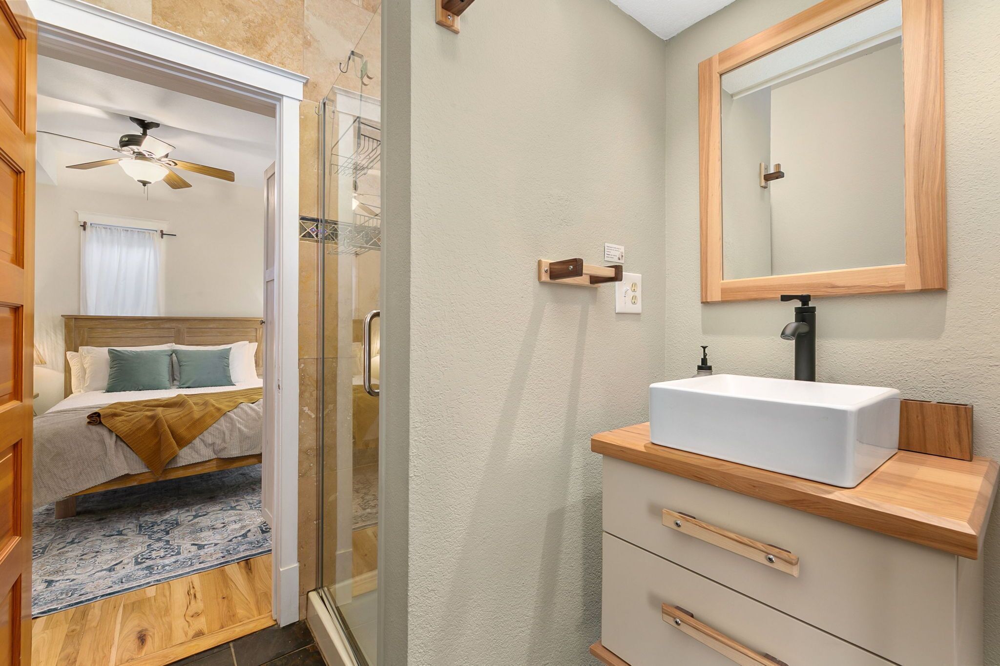 Huis, meerdere bedden, patio (317 Cherry Street) | Badkamer | Handdoeken, toiletpapier
