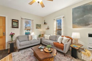 Huis, meerdere bedden, patio (317 Cherry Street) | Woonruimte | Een 50-inch flatscreentelevisie met digitale zenders en een televisie