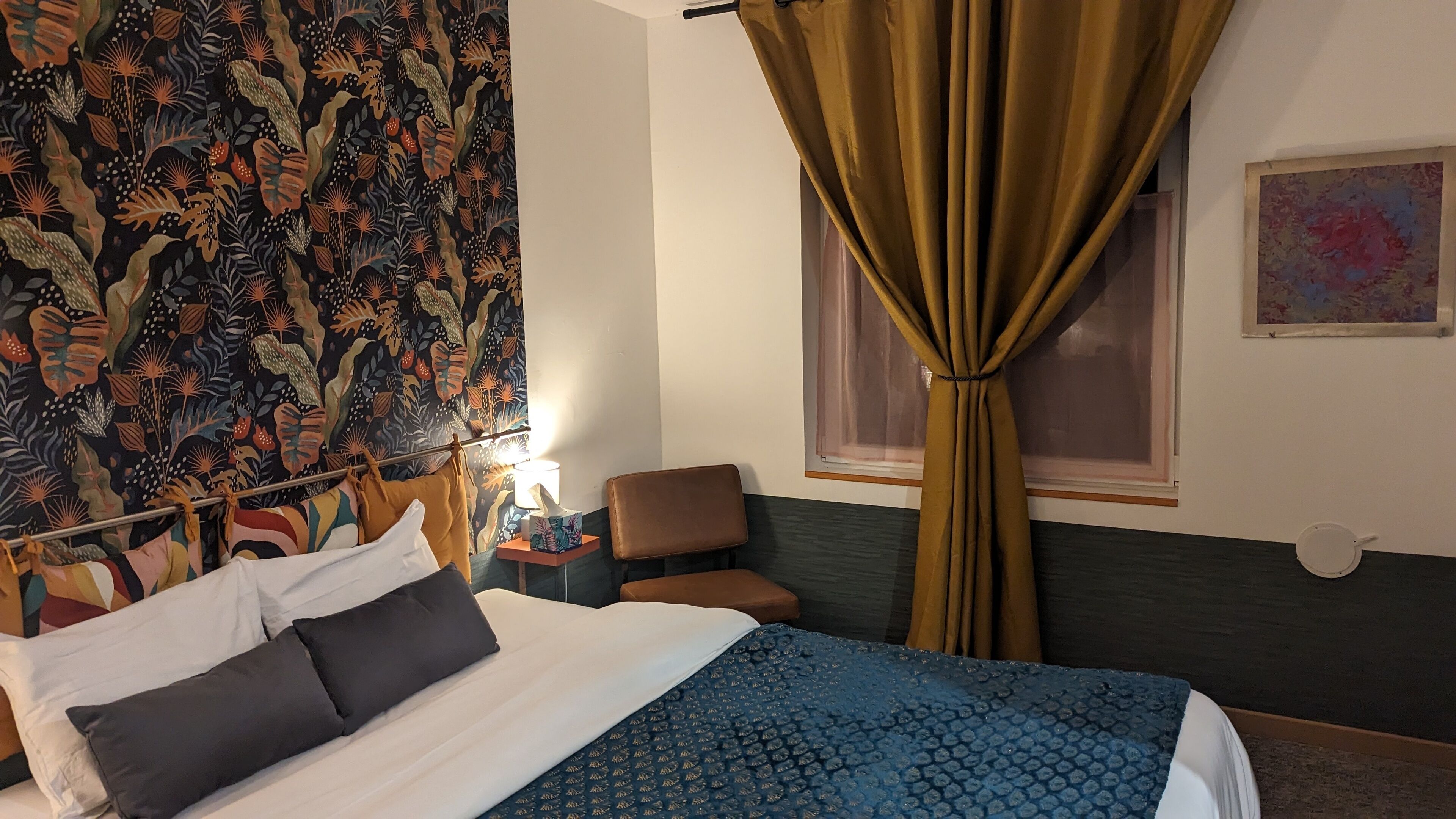 Habitación básica | Escritorio y espacio para trabajar con un portátil