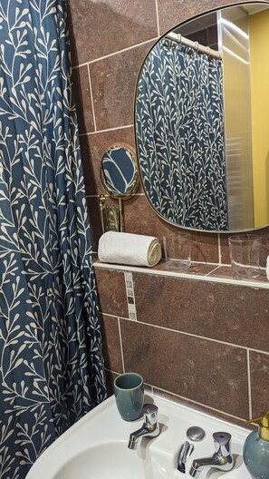 Comfort Room | Bathroom | Shower, hair dryer, towels - Aux Ecuries Des Près (Nogent-sur-Seine)