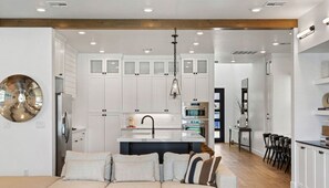 Een smart-tv, een open haard en videogames