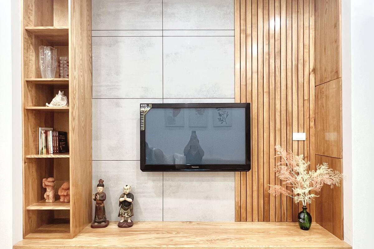 Appartement Ville, 1 grand lit, vue sur la cour intérieure, dans la tour | Aire de séjour | Téléviseur à DEL