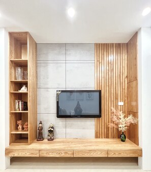 시티 아파트, 퀸사이즈침대 1개, 마당 전망, 타워 | 거실 공간 | LED TV