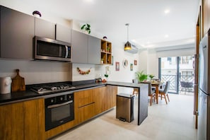 Réfrigérateur, four à micro-ondes, un four, surface de cuisson