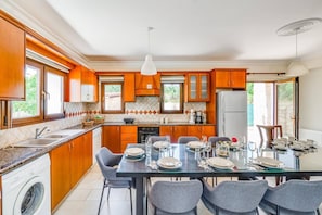 Villa, 5 chambres, accessible aux personnes à mobilité réduite, piscine privée | Salle à manger