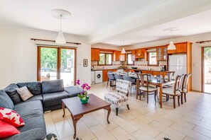 Vila, 5 quartos, acessível, piscina particular | Sala de jantar