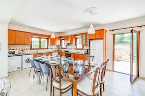 Villa, 5 chambres, accessible aux personnes à mobilité réduite, piscine privée | Salle à manger