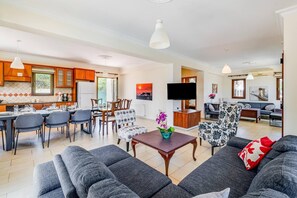Villa, 5 chambres, accessible aux personnes à mobilité réduite, piscine privée | Aire de séjour