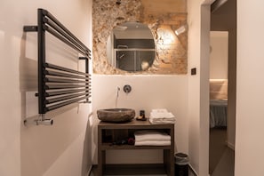 Superior tweepersoonskamer | Badkamer | Een douche, een regendouche, gratis toiletartikelen, een haardroger