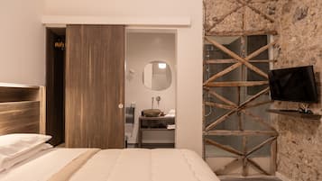 Room Zeus | Down comforters, desk, free WiFi