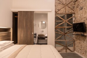 Room Zeus | Down duvets, desk, free WiFi - Dimora Rhea (Salerno)