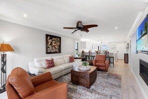 Smart TV, fireplace
