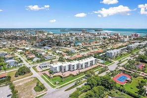 Una zona residenziale lungo la costa, con case unifamiliari e condomini, caratterizzata da una strada centrale, aree verdi e spiaggia.
