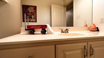 Tina de hidromasaje, secadora de cabello, toallas, jabón