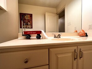 Jetted tub, hair dryer, towels, soap - Beststays@Sunrise Ruby a Duplex, Pet Friendly,Work Crews family nurses
@‘ (Tyler)