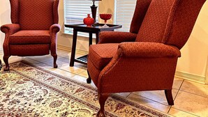 A room with two armchairs and a small table with decorative items. - Best Stays’ Ruby a Duplex, Pet Friendly, Work Crews family nurses

@‘ (Tyler)