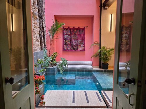 Fully Remodeled Casa AcoModo – 6BR, Pool, Rooftop Jacuzzi & BBQ<br>Discover our completely remodeled home in Casco Viejo, perfect for up to 12 guests. Relax by the pool, enjoy the rooftop jacuzzi and BBQ, and experience modern comfort.