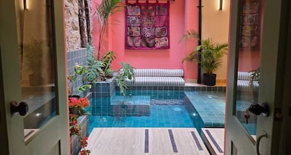 Fully Remodeled Casa AcoModo – 6BR, Pool, Rooftop Jacuzzi & BBQ<br>Discover our completely remodeled home in Casco Viejo, perfect for up to 12 guests. Relax by the pool, enjoy the rooftop jacuzzi and BBQ, and experience modern comfort.