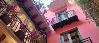 Fully Remodeled Casa AcoModo – 6BR, Pool, Rooftop Jacuzzi & BBQ<br>Discover our completely remodeled home in Casco Viejo, perfect for up to 12 guests. Relax by the pool, enjoy the rooftop jacuzzi and BBQ, and experience modern comfort.