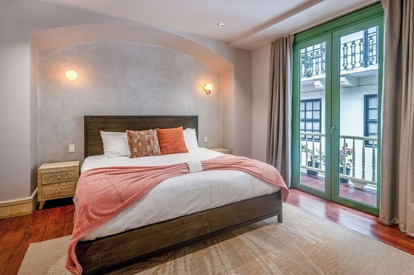 6 bedrooms, desk, iron/ironing board, free WiFi