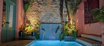 Fully Remodeled Casa AcoModo – 6BR, Pool, Rooftop Jacuzzi & BBQ<br>Discover our completely remodeled home in Casco Viejo, perfect for up to 12 guests. Relax by the pool, enjoy the rooftop jacuzzi and BBQ, and experience modern comfort.