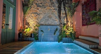 Fully Remodeled Casa AcoModo â 6BR, Pool, Rooftop Jacuzzi & BBQ<br>Discover our completely remodeled home in Casco Viejo, perfect for up to 12 guests. Relax by the pool, enjoy the rooftop jacuzzi and BBQ, and experience modern comfort.