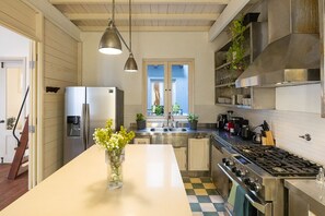 Fridge, microwave, oven, stovetop - Basic Standard Room with ensuite at Casco Antiguo (Casco Viejo)