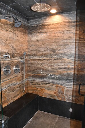 Dusche, Haartrockner, HandtĂŒcher, Seife