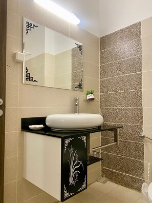 Haartrockner, Handtücher, Seife, Shampoo