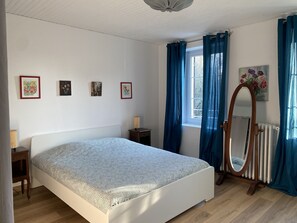 4 makuuhuonetta, työpöytä, silitysrauta/-lauta, vauvan matkasänky