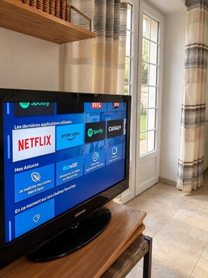 Un téléviseur Samsung affichant un écran d’accueil avec différentes applications et options de configuration.