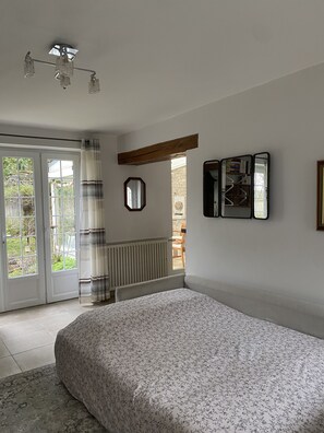 4 chambres, bureau, fer et planche à repasser, lit parapluie